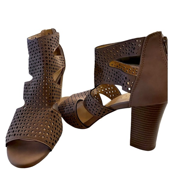 XOXO Womens Beamer Faux Leather Laser Cut Heel Sandals Tan - Picture 8 of 9